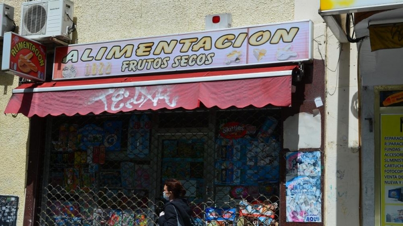 Una tienda de alimentación regentada por chinos, clausurada durante el estado de alarma. JOSE CARMONA