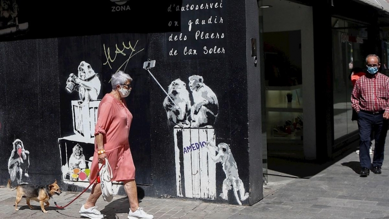 Dos ciutadans transiten pel carrer de la Mar de Badalona (Barcelona), durant el seixantè segon dia d'alarma decretat pel Govern espanyol a causa de la crisi de la Covid-19. EFE/Quique Garcia