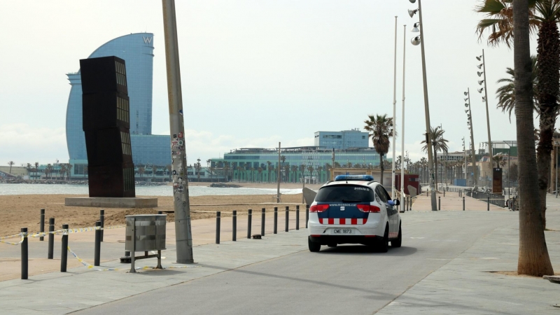 Agents policials a la platja de la Barceloneta de Barcelona patrullen per controlar el compliment de les restriccions. Miquel Codolar /ACN
