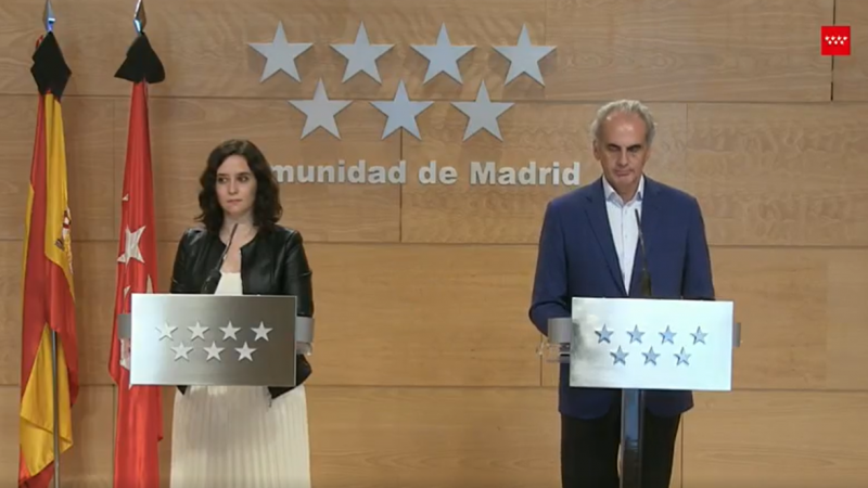 Isabel Díaz Ayuso y Enrique Ruiz Escudero durante la rueda de prensa.