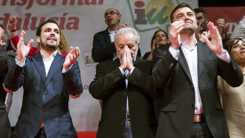 Alberto Garzón (a la izquierda); el excoordinador general del partido, Julio Anguita (en el centro), y el candidato a la Presidencia de la Junta de Andalucía, Antonio Maíllo (a la derecha), durante el mitin de la campaña electoral que han celebrado en Mál