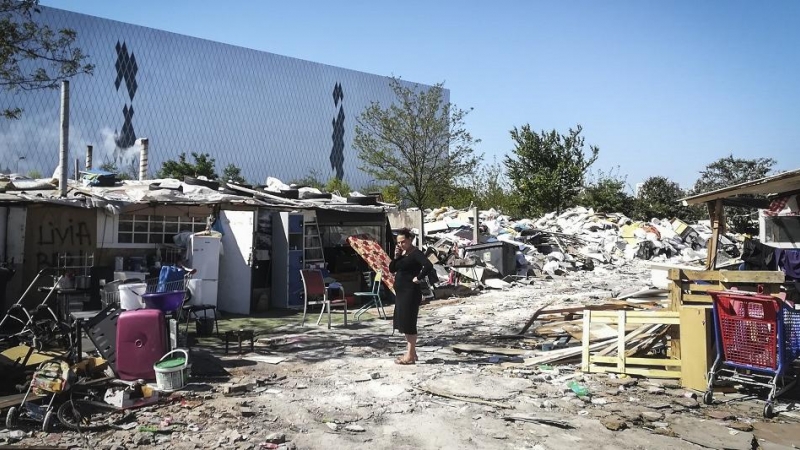 La comunidad Roma, en Saint-Denis, al norte de París, hace unas semanas. Sarah BRETHES / AFP