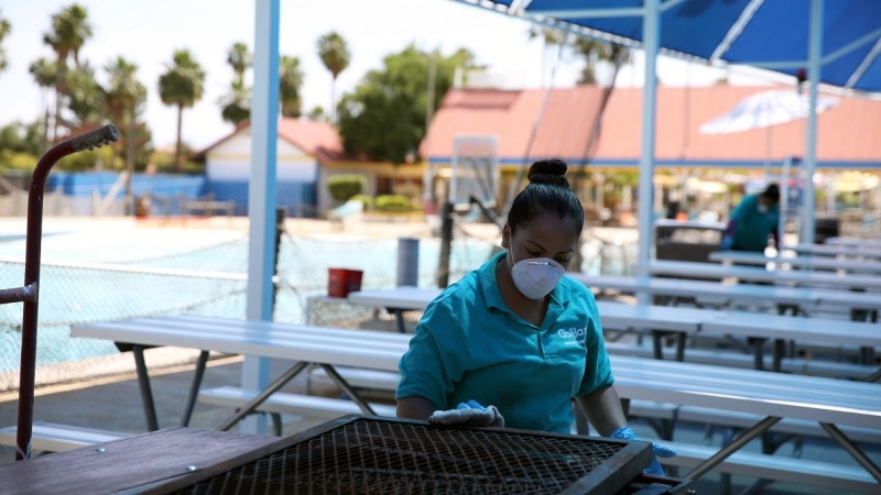 Una trabajadora desinfecta un merendero en un parque de Mesa, Arizona (EE.UU)./REUTERS
