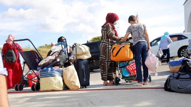 Una veintena de ciudadanos de Marruecos han sido repatriados este domingo a su país a través de la frontera de Beni-Enzar, la más importante de las cuatro que conectan Melilla con su entorno marroquí, después de llevar dos meses atrapados en la ciudad aut