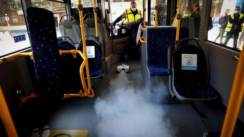 Los autobuses interurbanos de la comunidad de Madrid con las nuevas medidas de protección e higiene de cara a la desescalada que este domingo han presentado el vicepresidente madrileño, Ignacio Aguado, y el consejero de Transportes, Ángel Garrido. EFE/Che