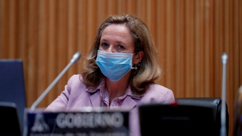 La vicepresidenta de Asuntos Económicos, Nadia Calviño, con mascarilla antes de iniciar su comparecencia en el Congreso de los Diputados. EFE/Pool