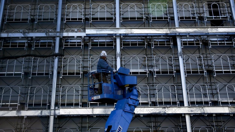 Trabajador de la construcción, en un elevador en una obra en Tokio. REUTERS / Thomas Peter