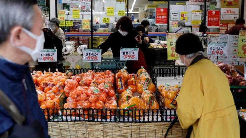 Clientes con mascarilla haciendo la compra en un  supermercado en Tokio. REUTERS / Issei Kato