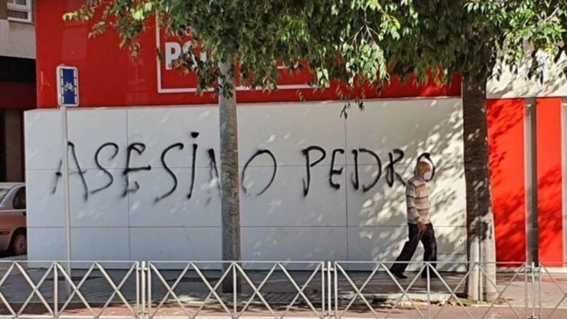 Imagen de archivo de una pintada en la sede del PSOE en Córdoba. EUROPA PRESS