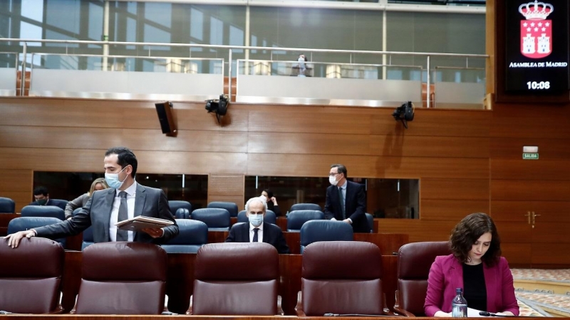 La presidenta de la Comunidad de Madrid, Isabel Díaz Ayuso (d) y su vicepresidente, Ignacio Aguado (i) durante la sesión de control al ejecutivo regional en la Asamblea de Madrid este jueves donde responderá sobre el plan del Gobierno para la desescalada