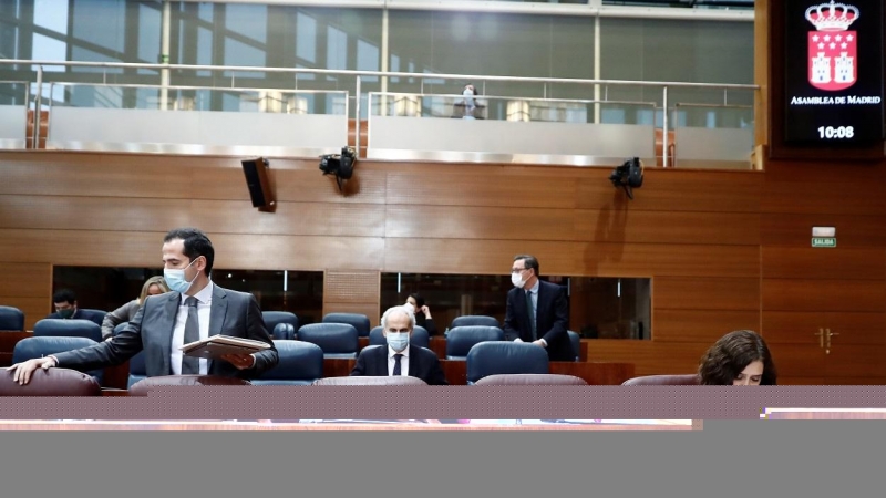 La presidenta de la Comunidad de Madrid, Isabel Díaz Ayuso (d) y su vicepresidente, Ignacio Aguado (i) durante la sesión de control al ejecutivo regional en la Asamblea de Madrid este jueves donde responderá sobre el plan del Gobierno para la desescalada