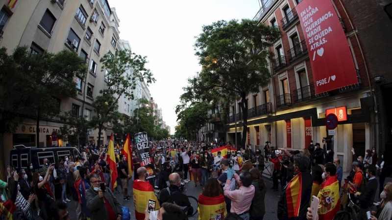 Decenas de vecinos participan este domingo, frente a la sede del PSOE en la madrileña calle Ferraz, en una cacerolada contra el Gobierno por su gestión en la crisis del coronavirus. EFE/Rodrigo Jiménez