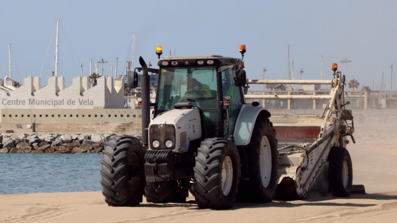 Un tractor en la represa del servei de neteja de les platges a Barcelona, a la platja del Bogatell, el 7 de maig del 2020. (Horitzontal)