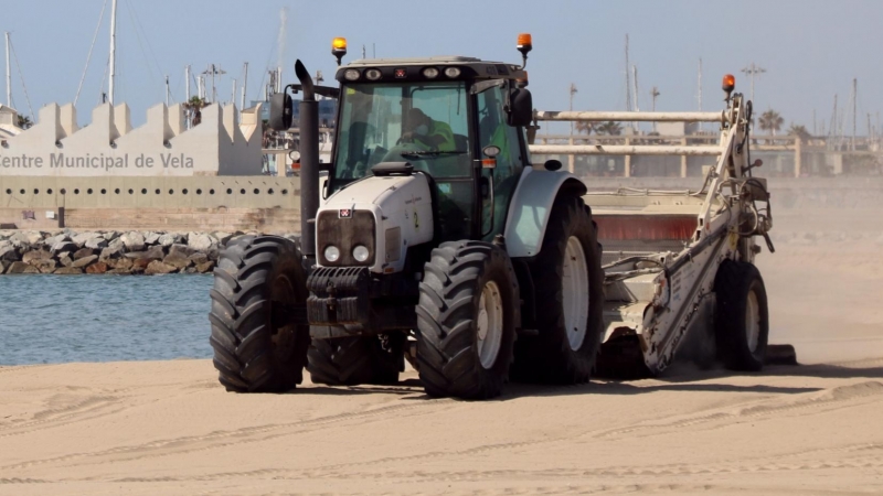 Un tractor en la represa del servei de neteja de les platges a Barcelona, a la platja del Bogatell, el 7 de maig del 2020. (Horitzontal)