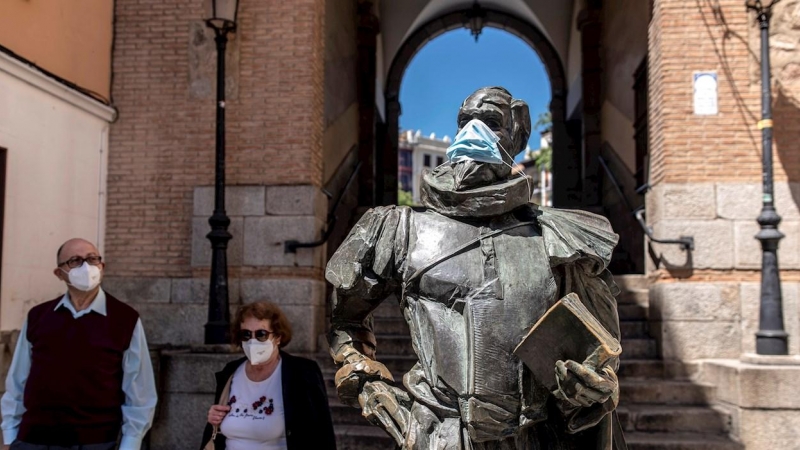 18/05/2020.- Vista de la estatua de Miguel de Cervantes con una mascarilla, este lunes en Toledo. / EFE - ISMAEL HERRERO