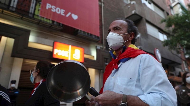 Una de las personas que participó en la protesta contra el Gobierno frente a la sede del PSOE en Madrid. EFE/Rodrigo Jiménez