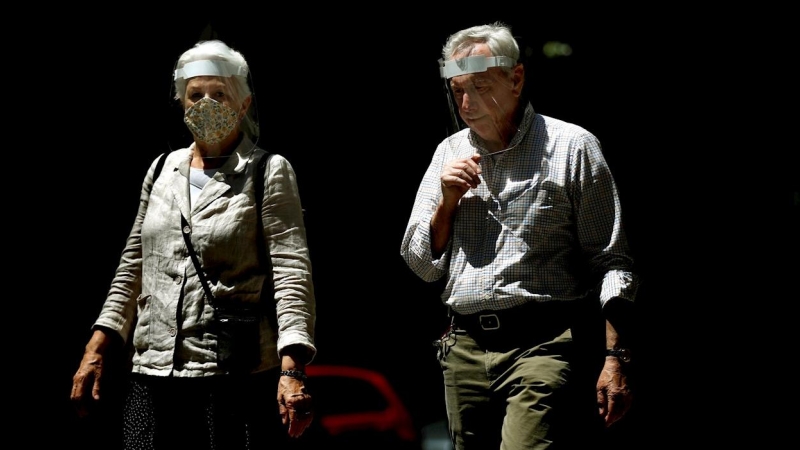 19/05/2020.- Dos personas pasean por el centro de Barcelona, este martes, sexagésimo sexto día del estado de alarma decretado por el Gobierno por la pandemia de coronavirus. EFE/Toni Albir