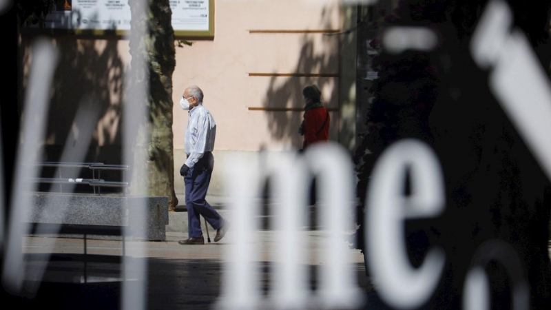 Un hombre mayor pasea protegido con su mascarilla por el centro de Córdoba donde hay un poco más de movimiento de personas por la aperturas de diferentes comercios, en la fase 1 de la desescalada en el estado de alarma por la crisis sanitaria de la COVID-