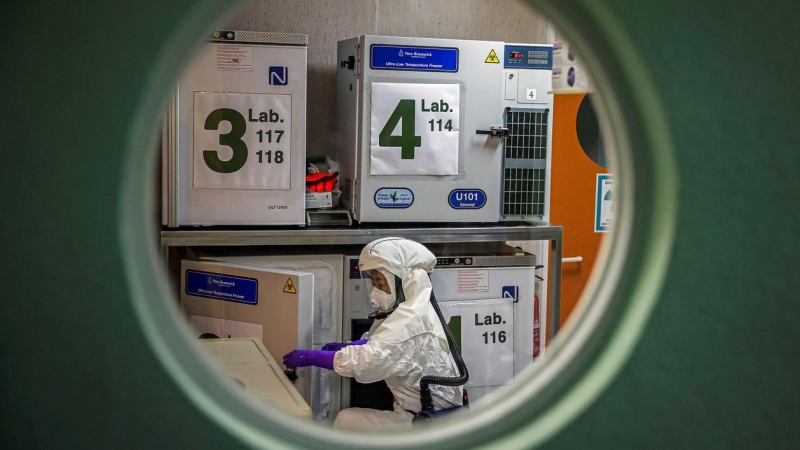 Un trabajador en un laboratorio de alta seguridad. EFE/Emilio Naranjo