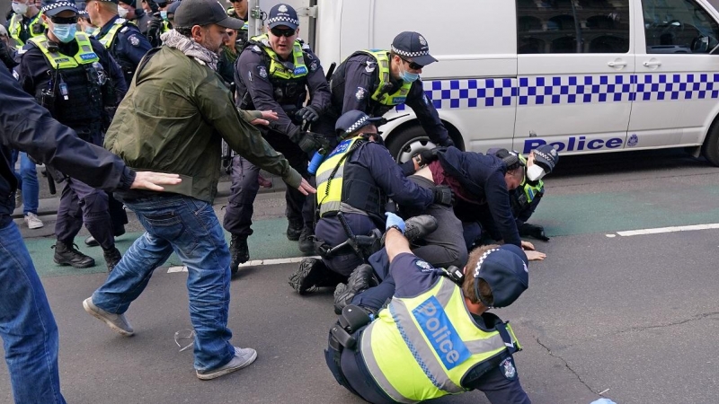 Manifestantes contra las medidas de confinamiento se enfrenta a la policía australiana frente al Parlamento, en Melbourne REUTERS/AAP Image/Scott Barbour