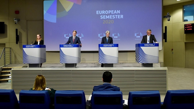 El vicepresidente económico de la Comisión Europea, Valdis Dombrovskis, el comisario de Economía, Paolo Gentiloni, y el de Empleo y Derechos Sociales, Nicolas Schmit, en una rueda de prensa conjunta sobre el Semestre Europeo 2020, en Bruselas. REUTERS/Joh