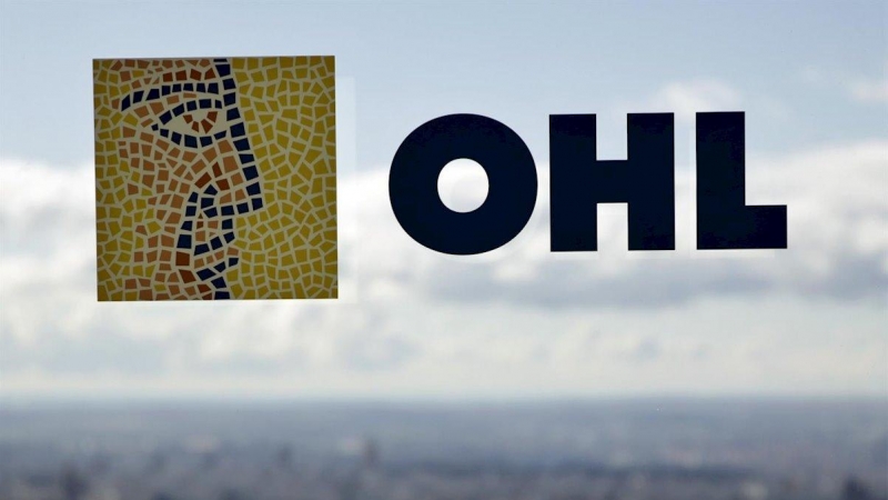El logo de OHL en un ventanal de la sede de la constructora en Madrid. REUTERS/Andrea Comas