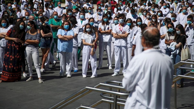 Decenas de sanitarios del Hospital Universitario de La Paz de Madrid despiden con un acto este martes, a los residentes de cuarto año de este centro hospitalario de la capital española, en el entorno del covid 19. EFE/David Fernández