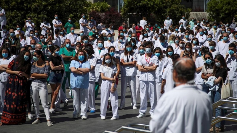 Decenas de sanitarios del Hospital Universitario de La Paz de Madrid despiden con un acto este martes, a los residentes de cuarto año de este centro hospitalario de la capital española, en el entorno del covid 19. EFE/David Fernández