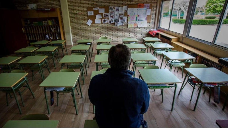 Profesor aula vacía