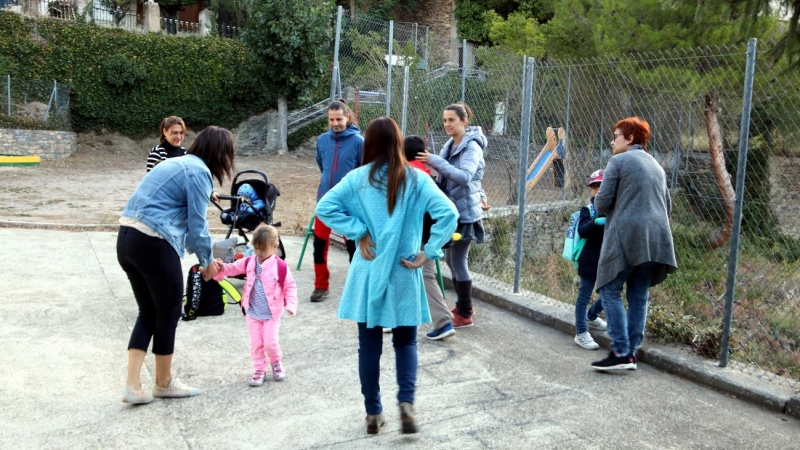 Pares, alumnes i professors al patí de l'escola de Tírvia, al Pallars Sobirà, abans d'entrar al centre. Imatge del 12 de setembre del 2019. (horitzontal) Marta Lluvich | ACN