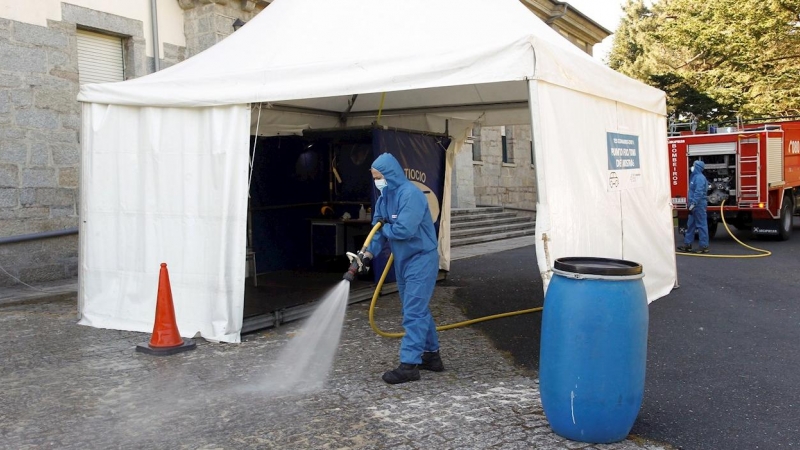 19/05/2020.- El área sanitaria de Ferrol pone un segundo puesto de toma de muestras de Covid-19 en el hospital Novoa Santos donde se atiende a pacientes con cita previa, en la imagen los bomberos desinfectan la carpa donde se toman las muestras. EFE/Kiko