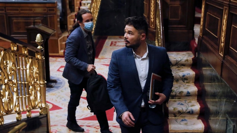 El portavoz de ERC Gabriel Rufián y el vicepresidente Pablo Iglesias (detrás), en el pleno del Congreso que debate la quinta prórroga del estado de alarma. EFE/Kiko Huesca/Pool