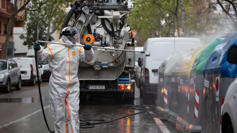 Un treballador desinfecta contenidors a Barcelona. EUROPA PRESS.