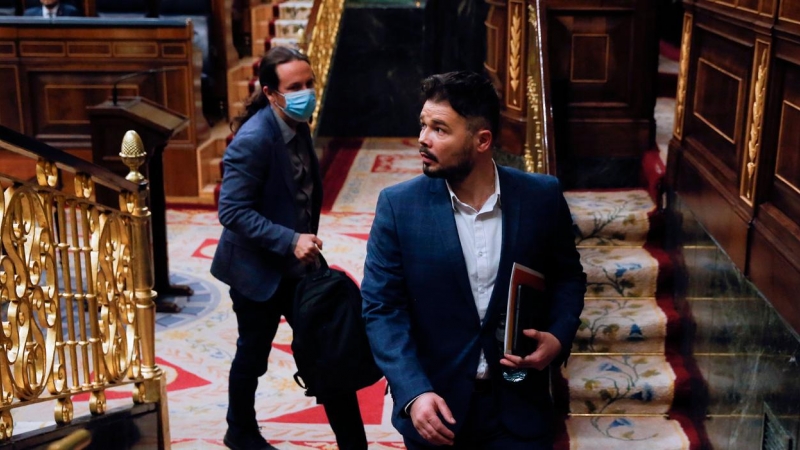 El portavoz de ERC Gabriel Rufián y el vicepresidente Pablo Iglesias (detrás) asisten al pleno del Congreso que ha debatido la quinta prórroga del estado de alarma. - EFE/Kiko Huesca POOL