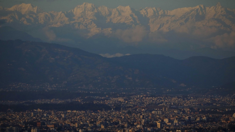 Las montañas se muestran en la parte superior del valle de Katmandú a medida que el nivel de contaminación cae en el cuadragésimo segundo día del cierre impuesto por el gobierno en medio de las preocupaciones sobre la propagación del brote de la enfermeda