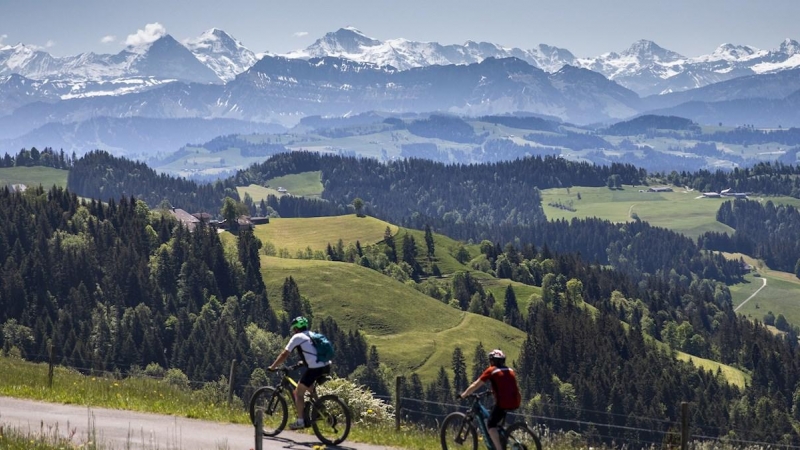 21/05/2020.- Ciclistas pasean por los Alpes suizos. EFE/Peter Klaunzer