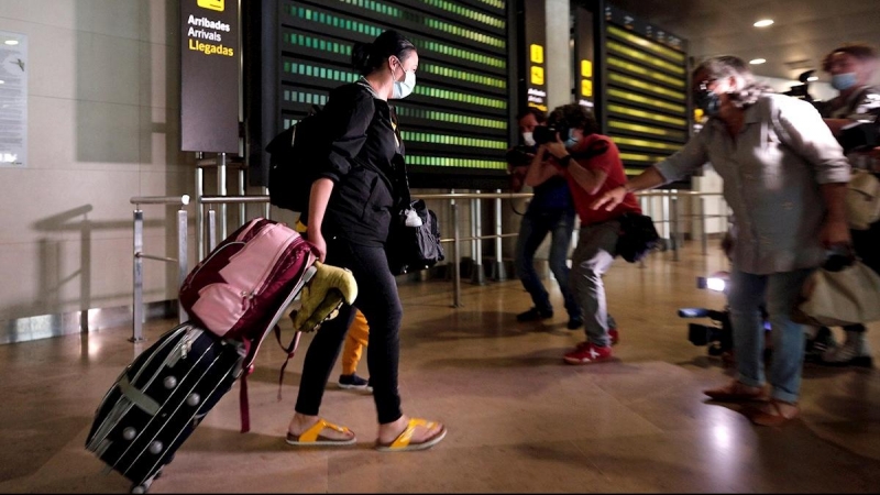 El primer avión que llega a Valencia procedente del extranjero cuyos viajeros están obligados a pasar una cuarentena ha aterrizado unos minutos antes de las 14 horas de este jueves en el aeropuerto de Manises, procedente de Zurich y operado por la compañí