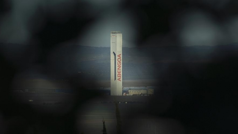 Torre de la planta solar 'Solúcar' de Abengoa, en la localidad sevillana de Sanlucar la Mayor. AFP/CRISTINA QUICLER