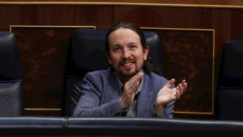 El vicepresidente tercero del Gobierno, Pablo Iglesias, aplaude durante el pleno del Congreso que debate este miércoles la quinta prórroga del estado de alarma después de que el Gobierno rectificara ante la presión de los grupos y solicitara una ampliació