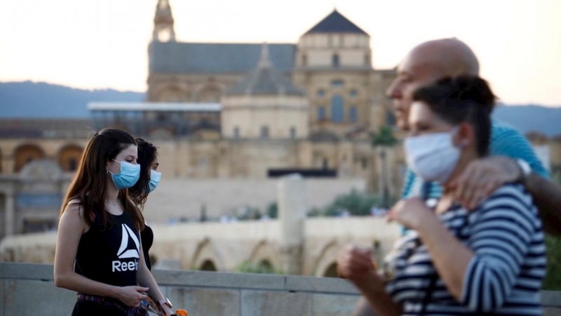 21/05/2020.- Ciudadanos protegidos con mascarillas pasean por las inmediaciones de la Mezquita y la Catedral de Córdoba. / EFE