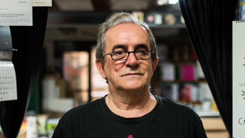 Iñaki García, activista del Raval, al Lokal. MIGUEL VELASCO