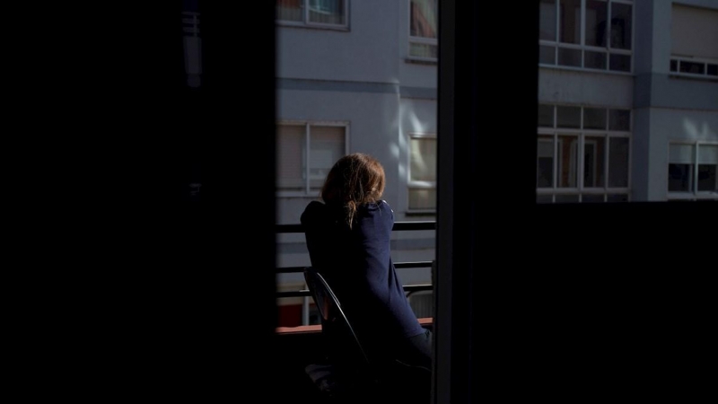 Una vecina de Orense toma el sol en el balcón de su vivienda durante el estado de alarma por la crisis del coronavirus. EFE//Brais Lorenzo/ Archivo