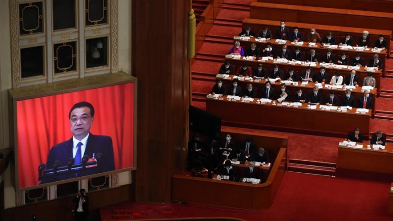 Una pantalla de video muestra al primer ministro chino, Li Keqiang / EFE