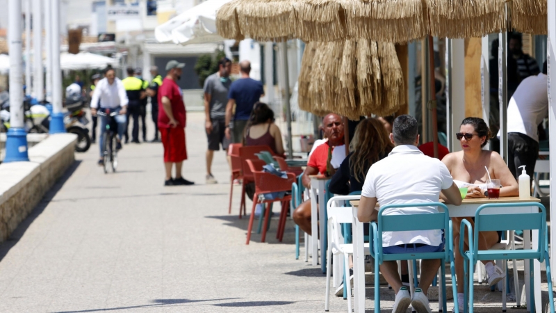 Un grupo de personas pasean por el paseo marítimo de Pedregalejo durante la Fase 1 en Málaga a 20 de mayo del 2020. EUROPA PRESS