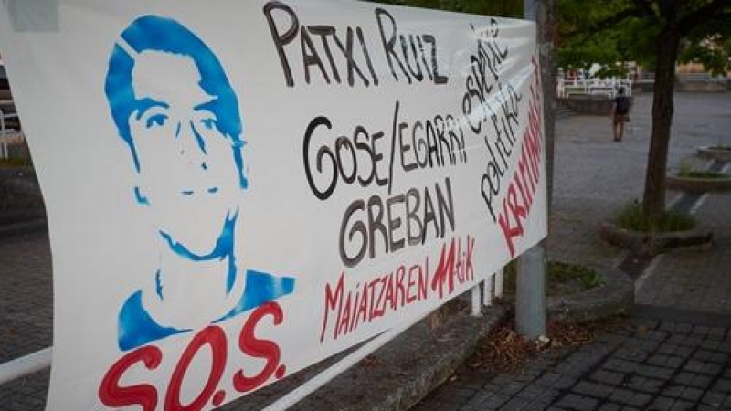 etalle de una cartel colocado en apoyo al preso etarra Patxi Ruiz, en huelga de hambre, durante la pandemia de coronavirus en Pamplona, Navarra, España. / EUROPAPRESS