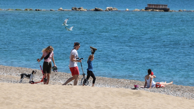 Banyistes a una platja de Barcelona aquesta setmana. ACN / MIQUEL CODOLAR