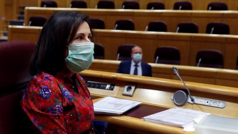 La ministra española de Defensa, Margarita Robles, llega para comparecer este viernes ante una comisión del Senado, para hacer balance de la actuación de las Fuerzas Armadas en los dispositivos de prevención del coronavirus después de que varios militare