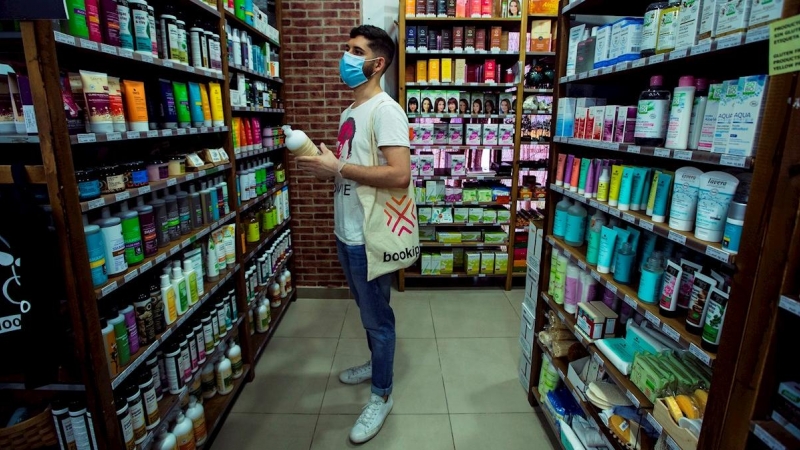 22/05/2020.- Un hombre frente a una estantería de productos cosméticos. EFE/Jorge Zapata/Archivo