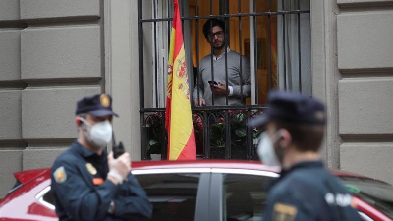 Vecinos del madrileño barrio de Salamanca se manifiestan contra el Gobierno, vigilados por un fuerte dispositivo policial, por su gestión en la crisis del coronavirus, este jueves en Madrid. EFE/Rodrigo Jiménez