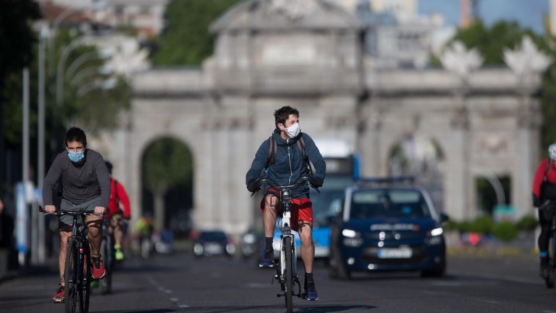 Varios ciclistas hacen deporte por la calle Alcalá de Madrid. E.P./Joaquin Corchero